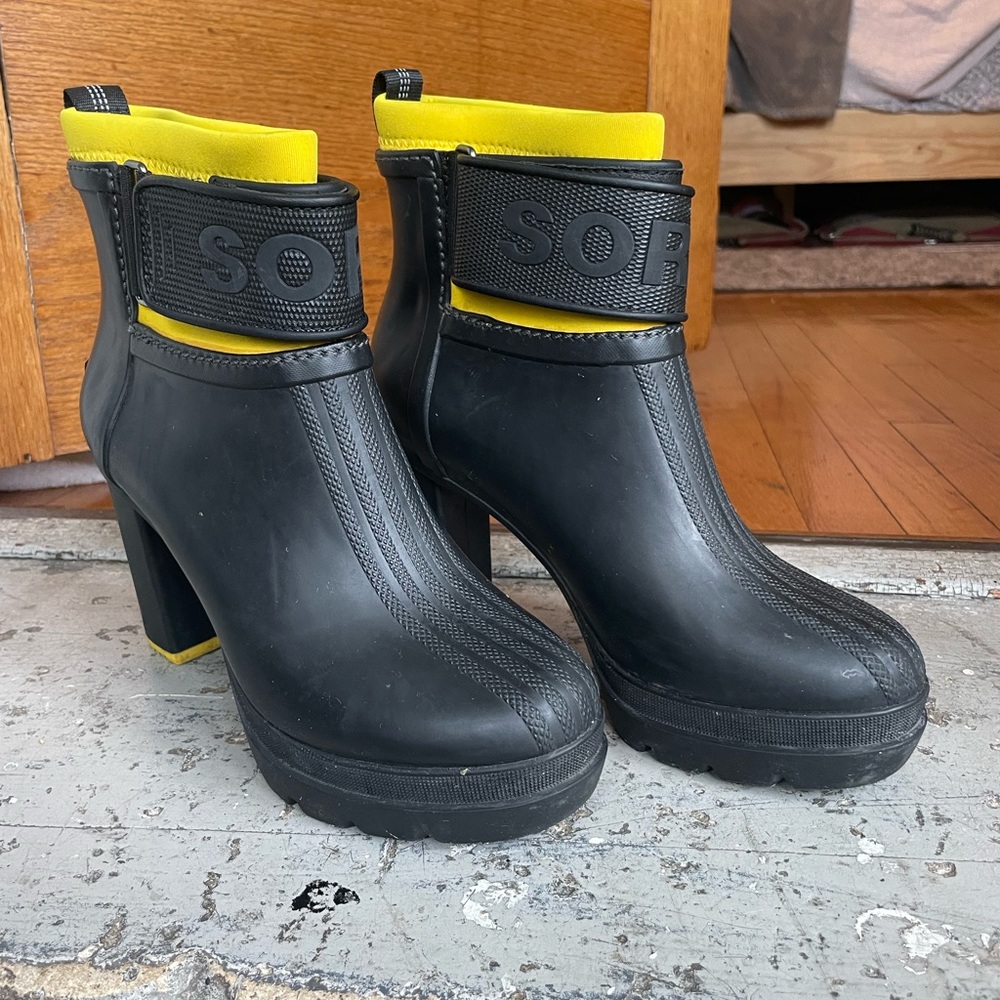 Sorel Medina III Rain Heel Boot Yellow & Black